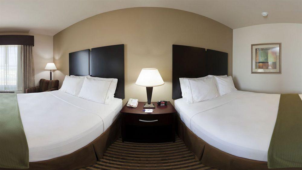 Holiday Inn Express & Suites Brady, An Ihg Hotel Exterior photo
