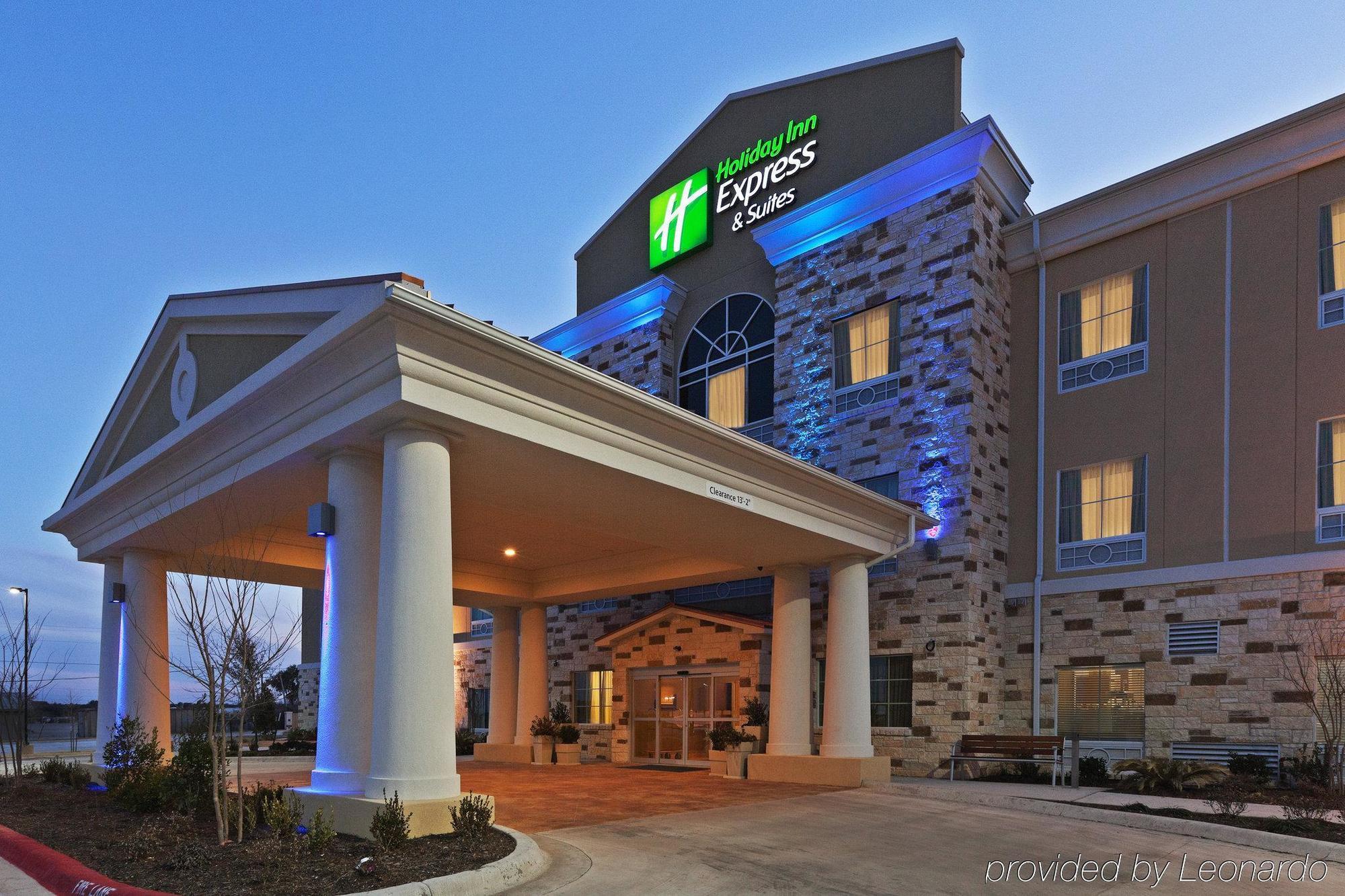 Holiday Inn Express & Suites Brady, An Ihg Hotel Exterior photo