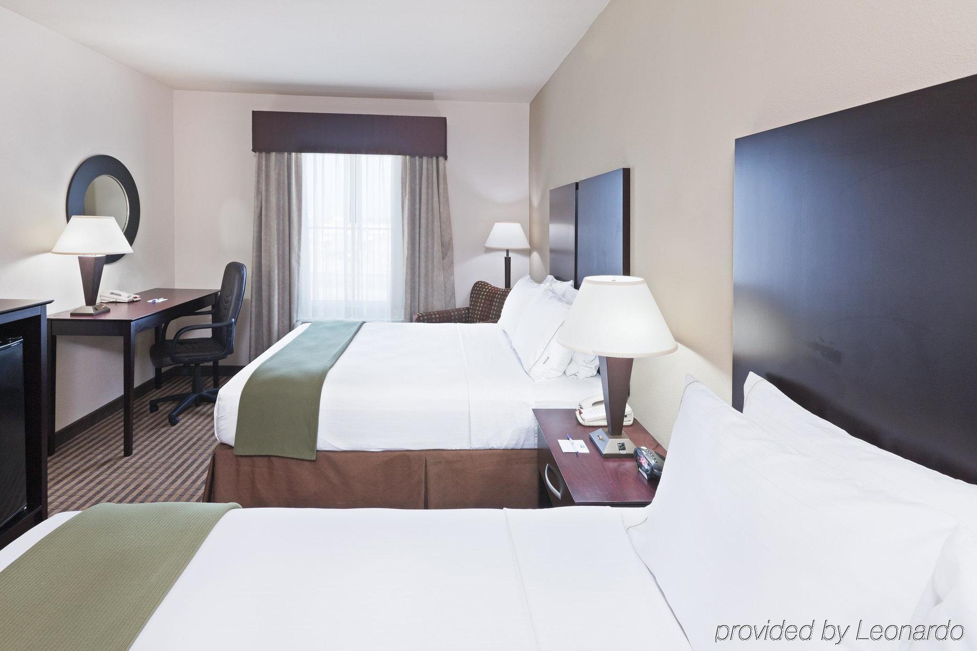 Holiday Inn Express & Suites Brady, An Ihg Hotel Room photo