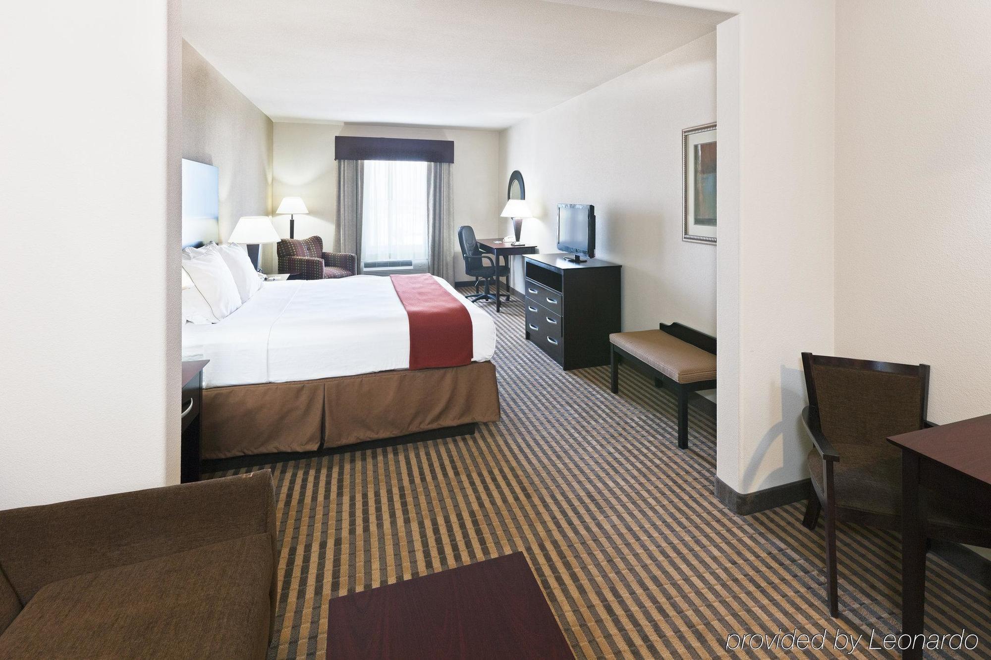 Holiday Inn Express & Suites Brady, An Ihg Hotel Room photo